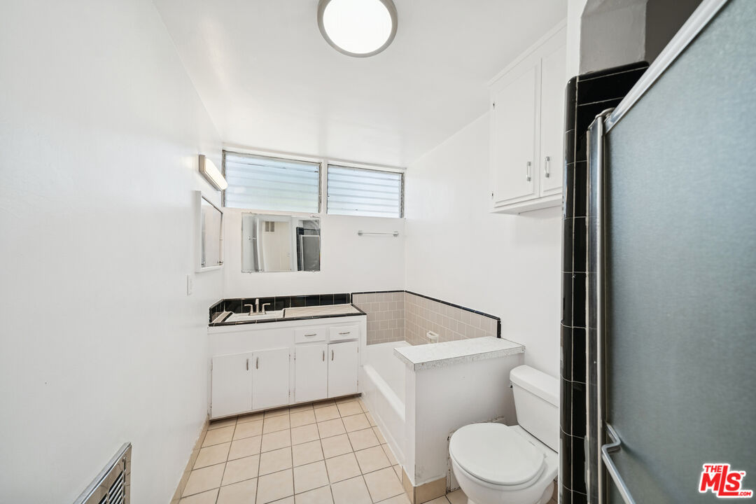 1027 N Edinburgh Ave Unit: 4