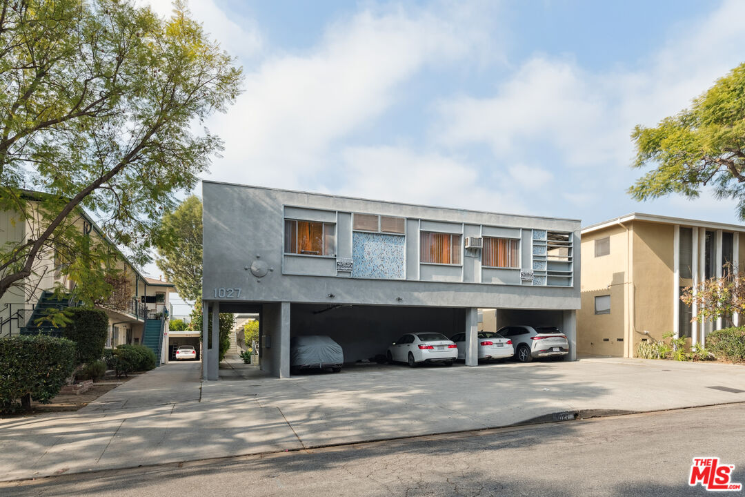 1027 N Edinburgh Ave Unit: 4