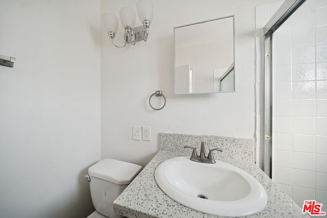 5380 Romaine St Unit: 4