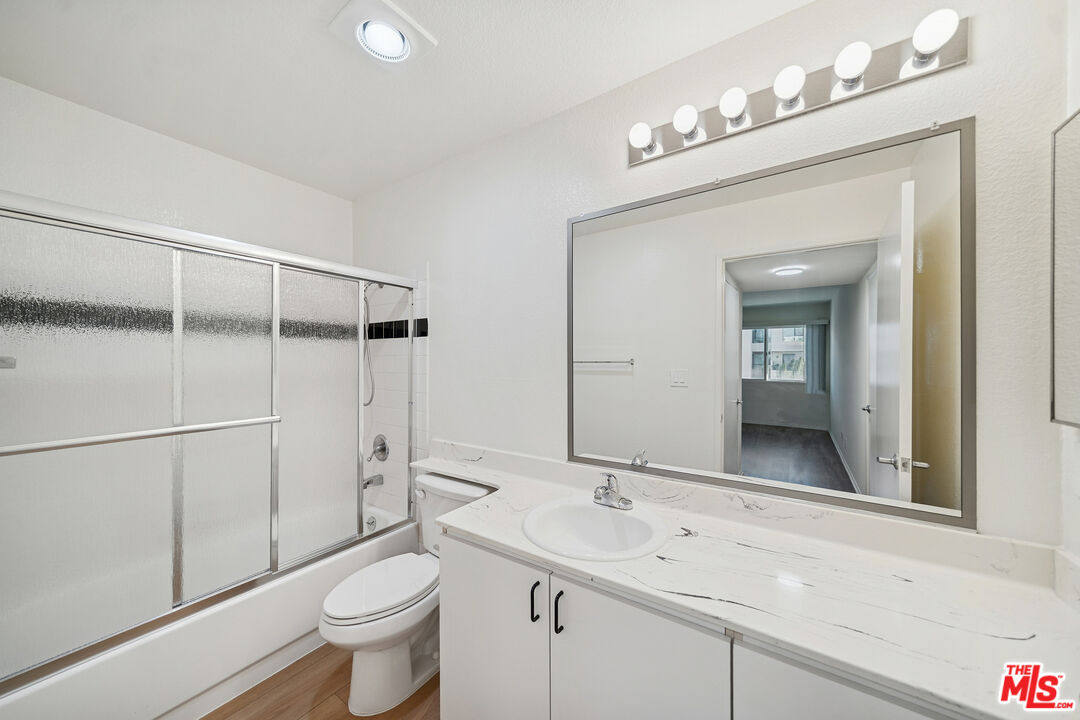 870 Crenshaw Blvd Unit: 204