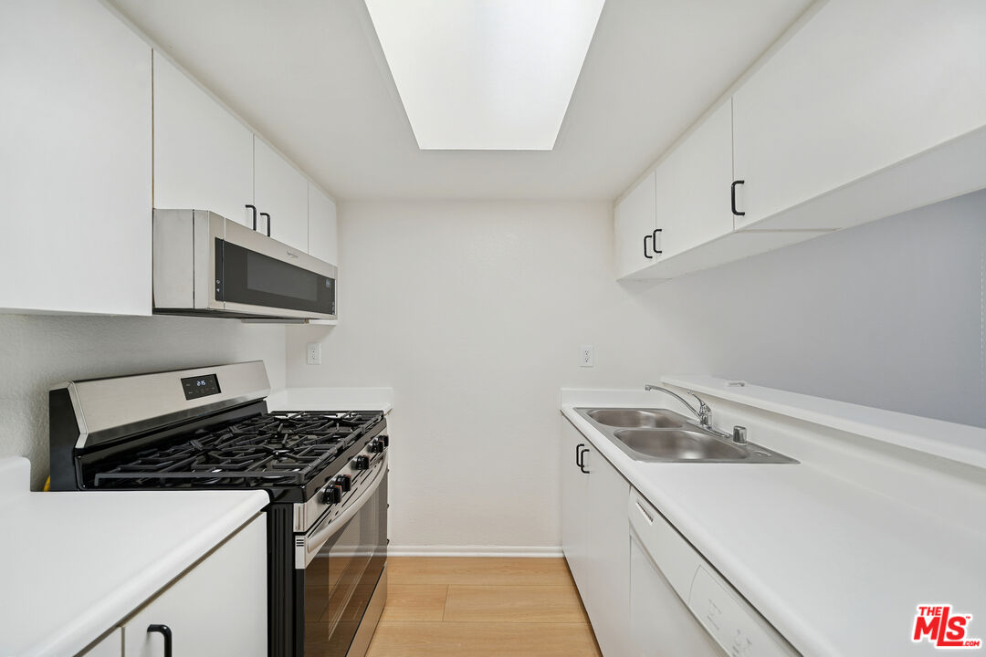 870 Crenshaw Blvd Unit: 204