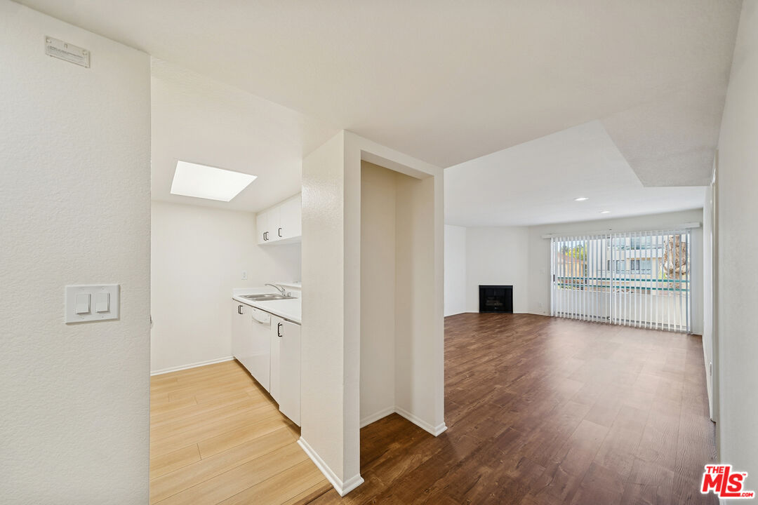 870 Crenshaw Blvd Unit: 204