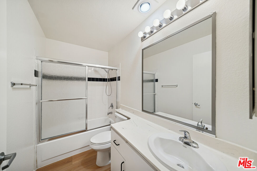 870 Crenshaw Blvd Unit: 204