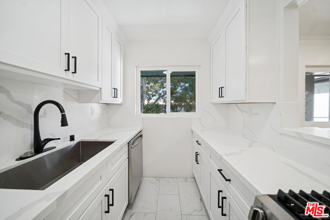 1206 N Hayworth Unit: 10