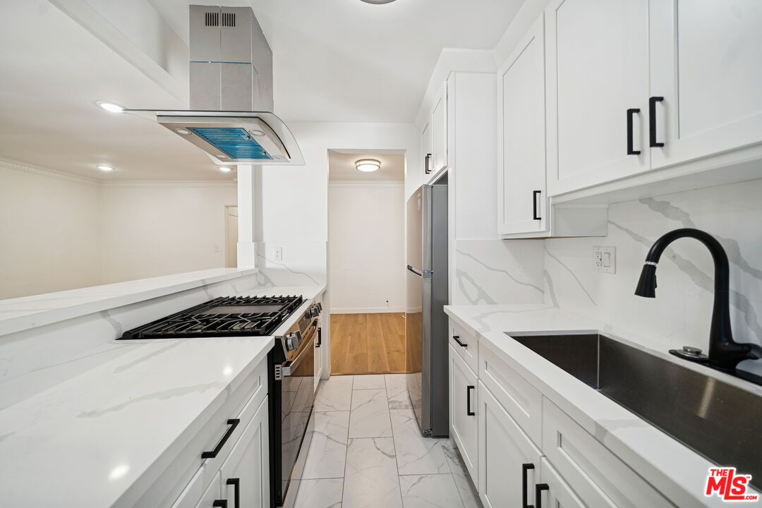 1206 N Hayworth Unit: 10