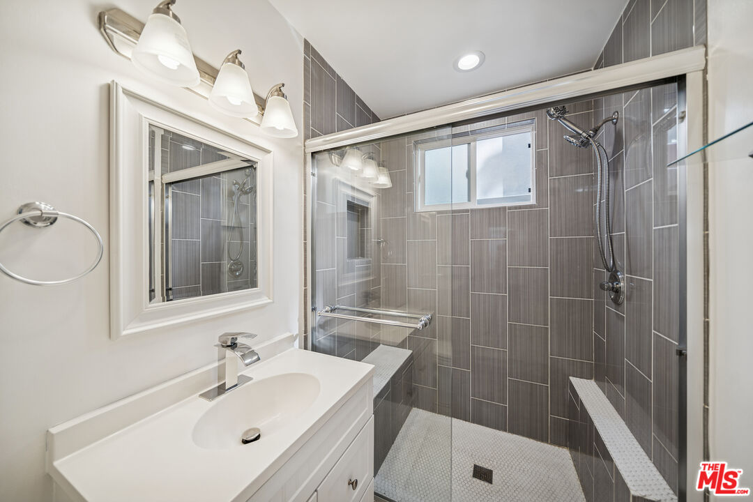 1215 N Hayworth Ave Unit: 104