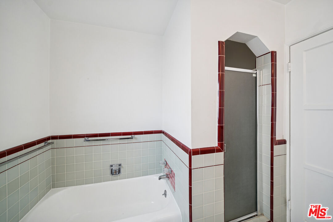 1270 N Havenhurst Dr Unit: 12