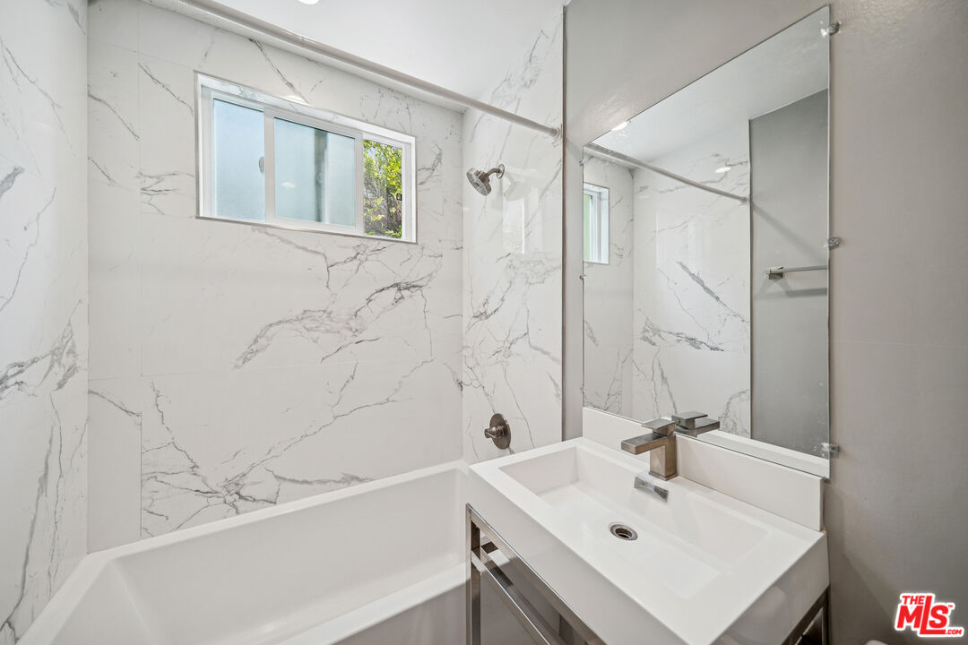 252 S New Hampshire Unit: 4