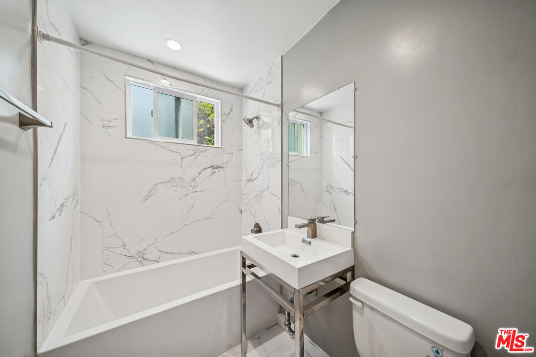 252 S New Hampshire Unit: 4