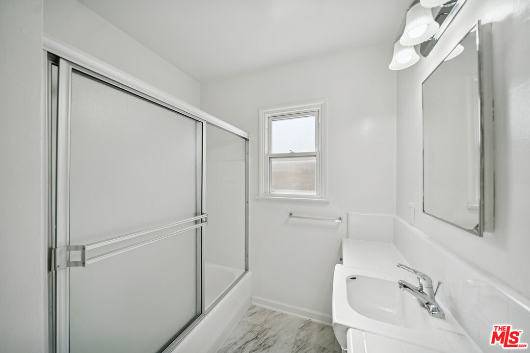 5329 Vantage Ave Unit: 1