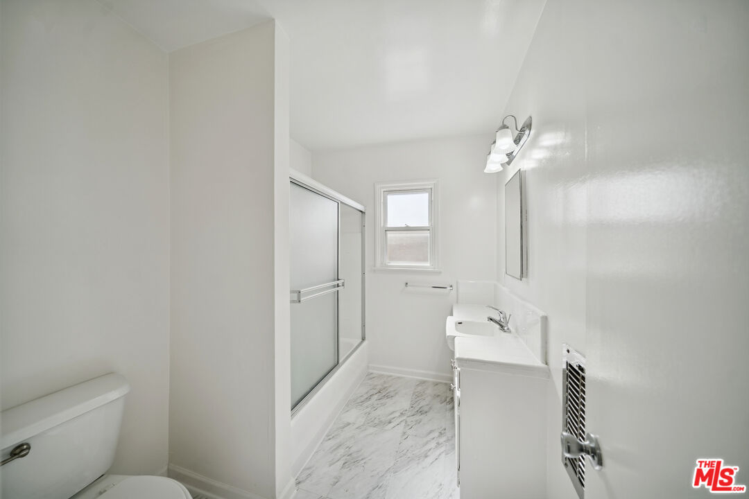 5329 Vantage Ave Unit: 1