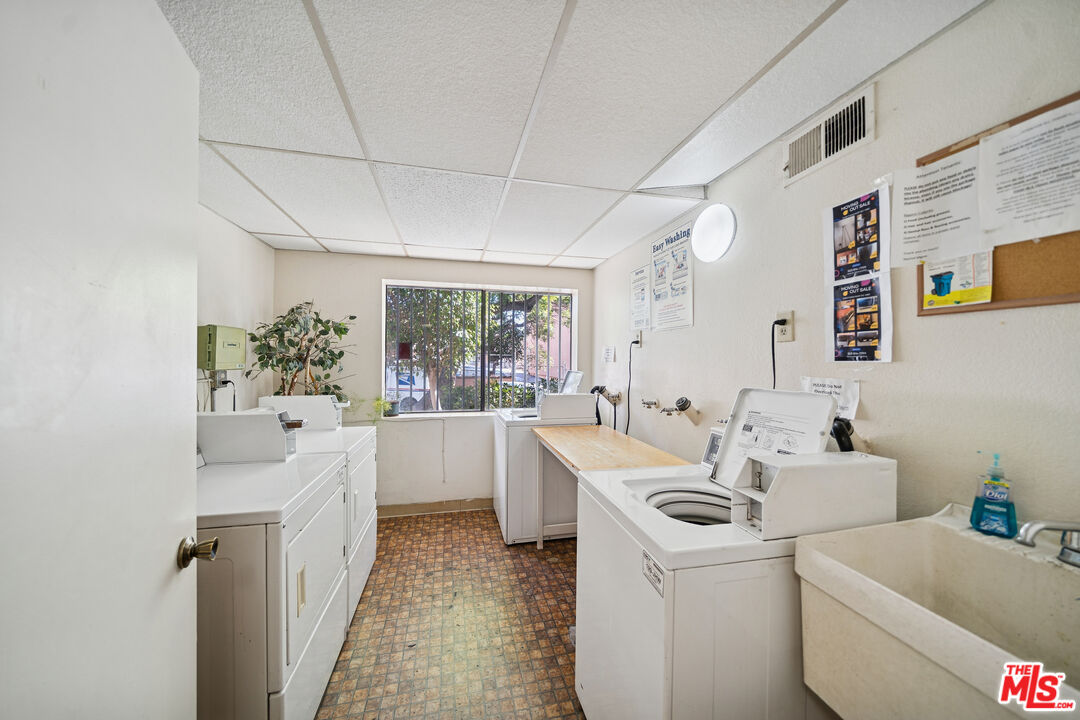 1519 N Martel Ave Unit: 211