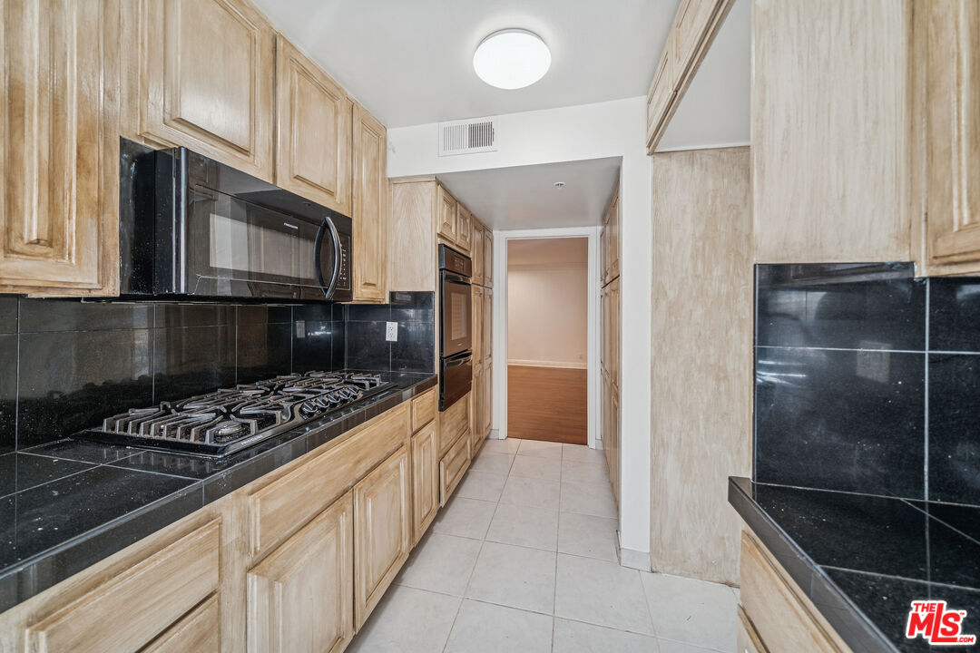 1508 Greenfield Ave Unit: 106