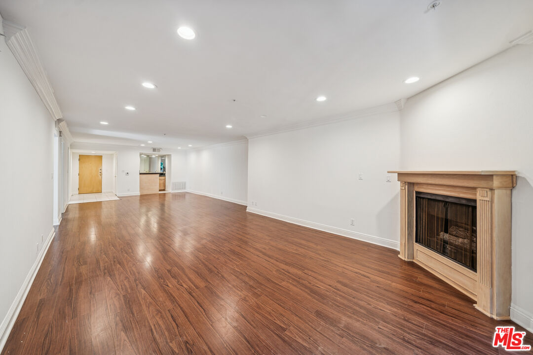 1508 Greenfield Ave Unit: 106