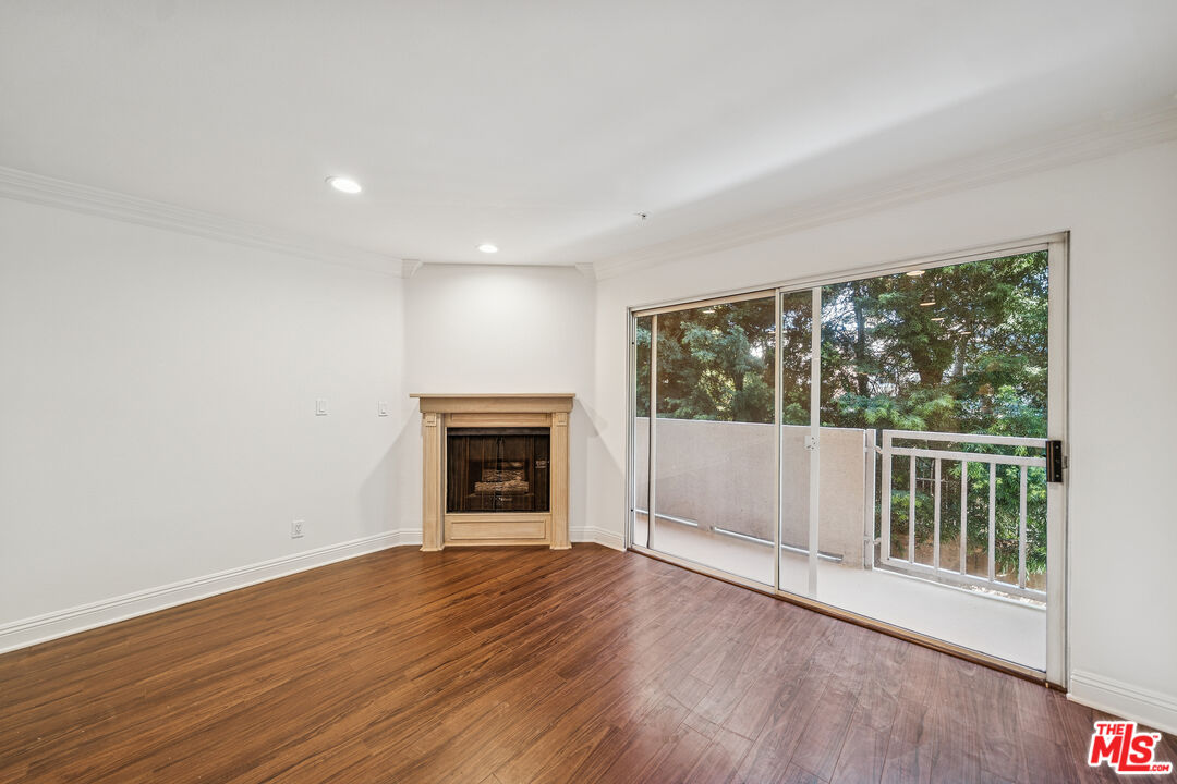 1508 Greenfield Ave Unit: 106