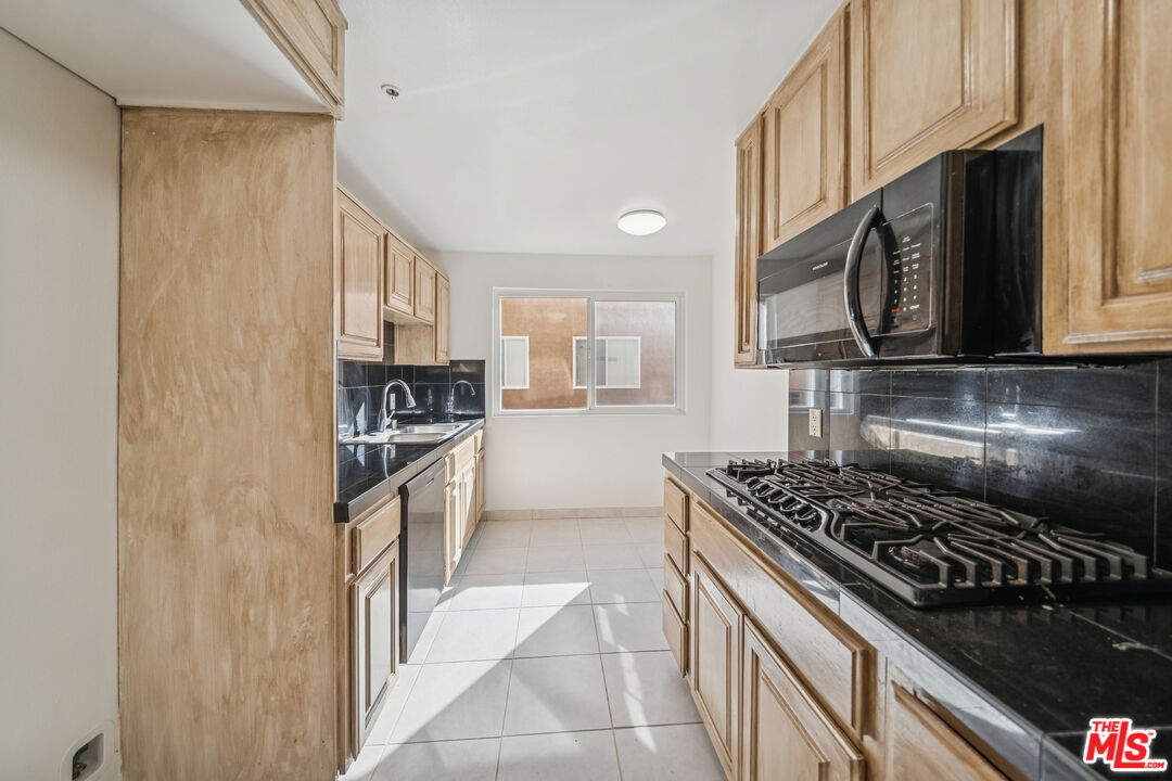 1508 Greenfield Ave Unit: 106