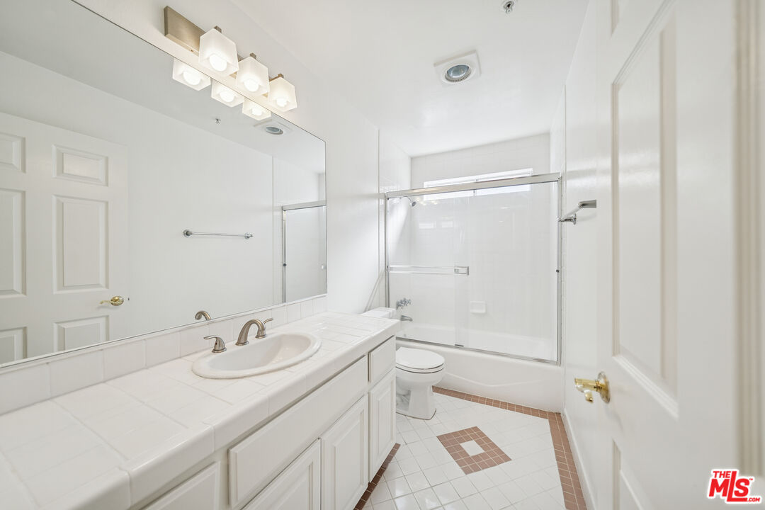 1508 Greenfield Ave Unit: 106