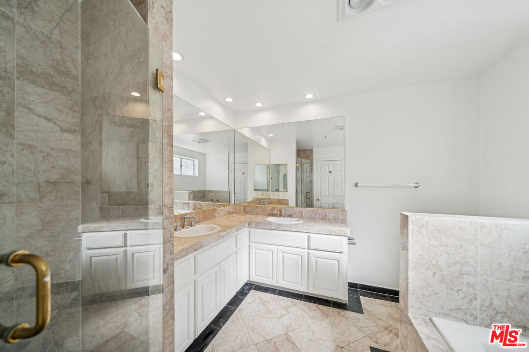 1508 Greenfield Ave Unit: 106