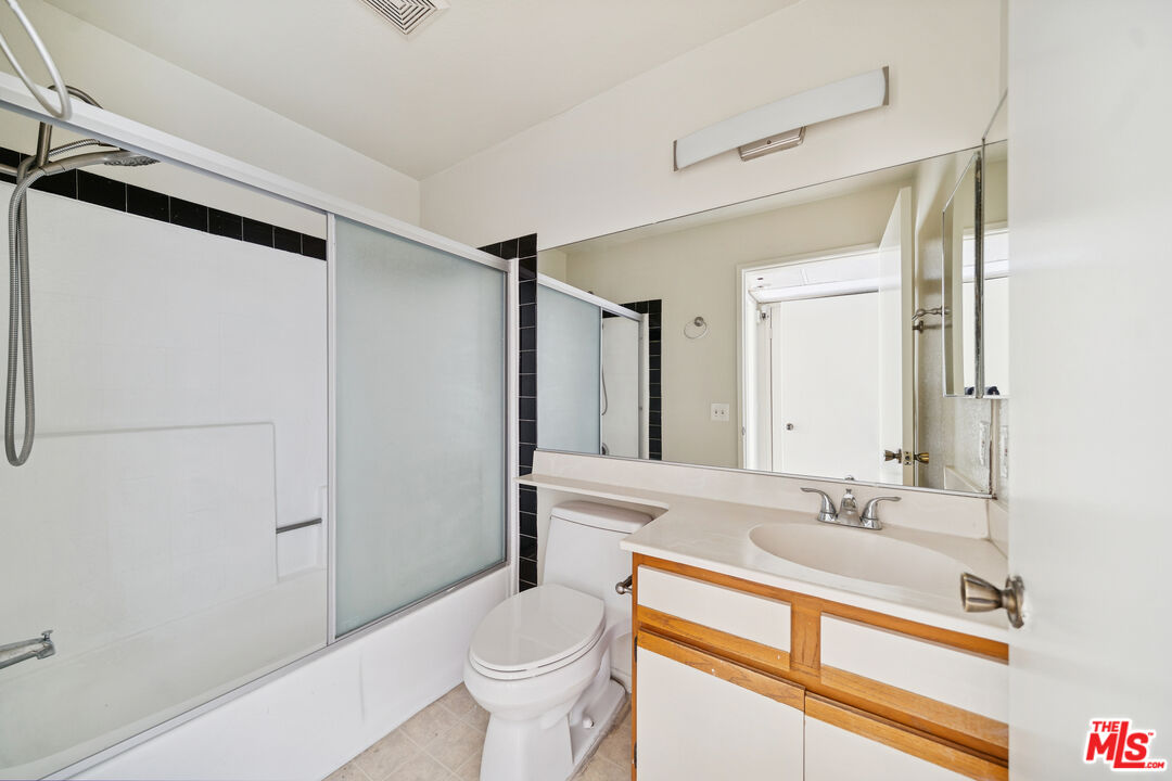 1519 N Martel Ave Unit: 204