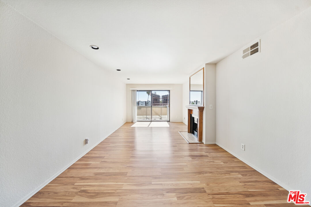 1519 N Martel Ave Unit: 204