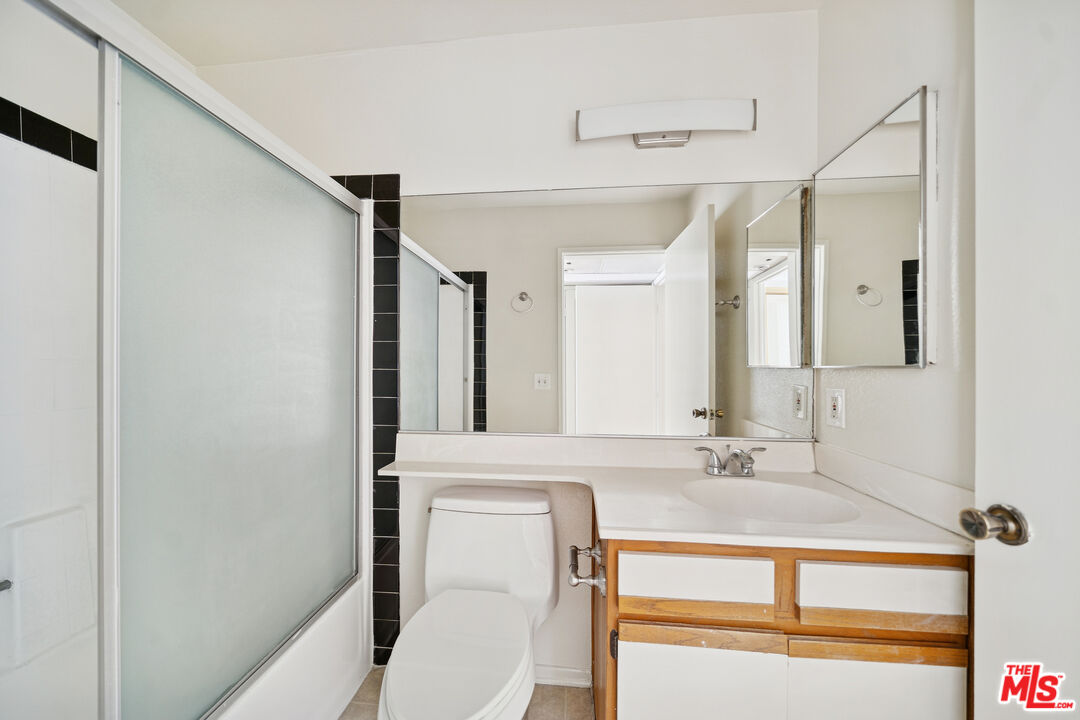 1519 N Martel Ave Unit: 204