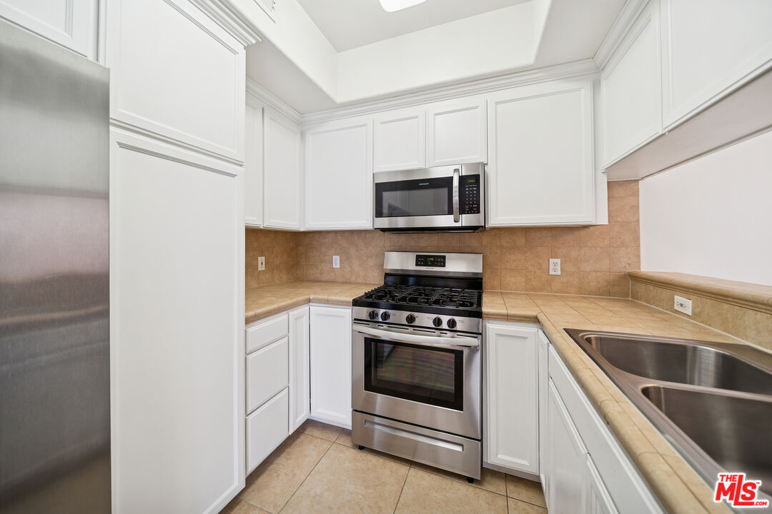 3328 Oakhurst Ave Unit: 202