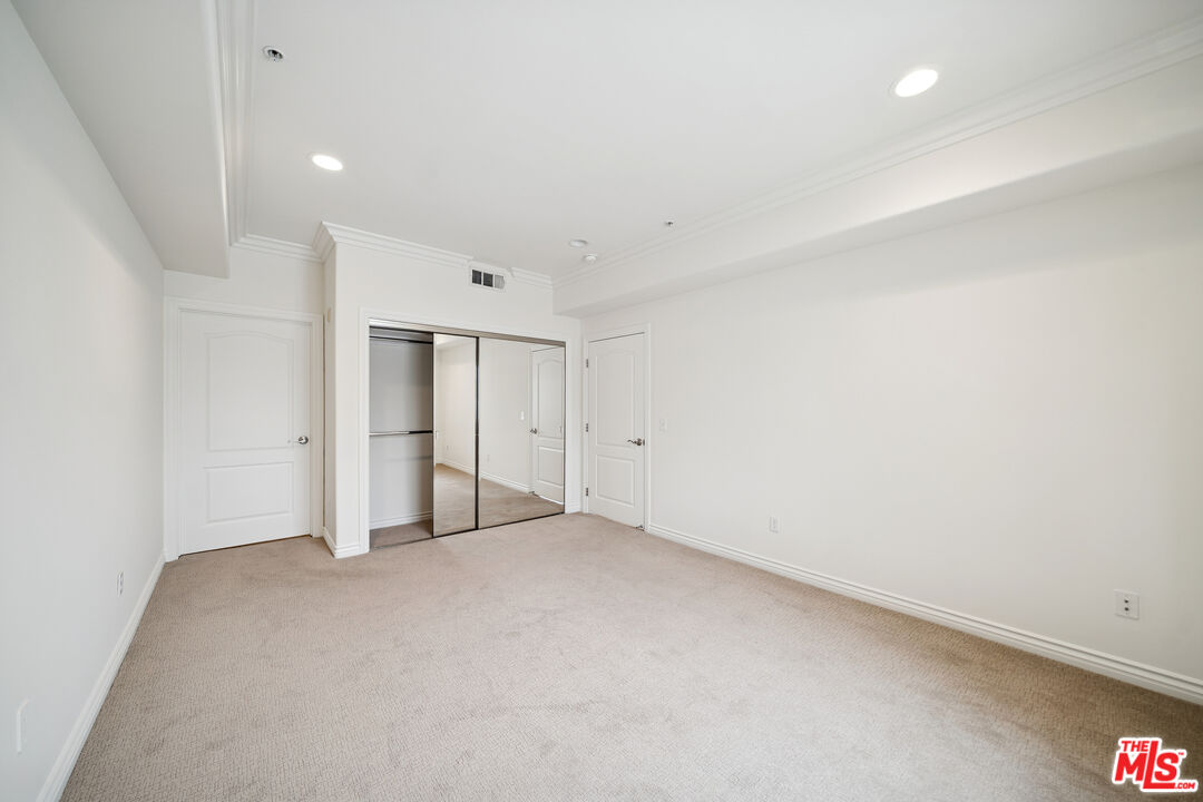 3328 Oakhurst Ave Unit: 202