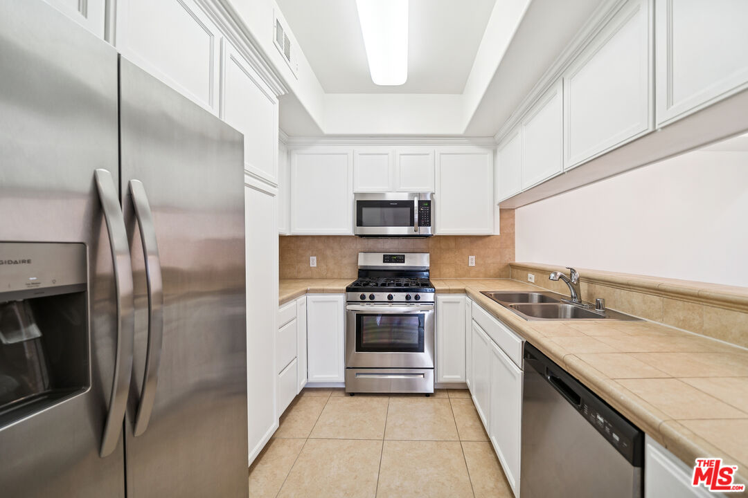 3328 Oakhurst Ave Unit: 202