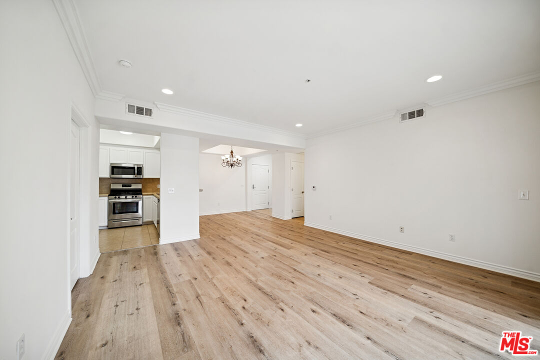 3328 Oakhurst Ave Unit: 202