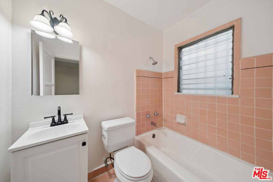 612 S Dunsmuir Ave Unit: 5