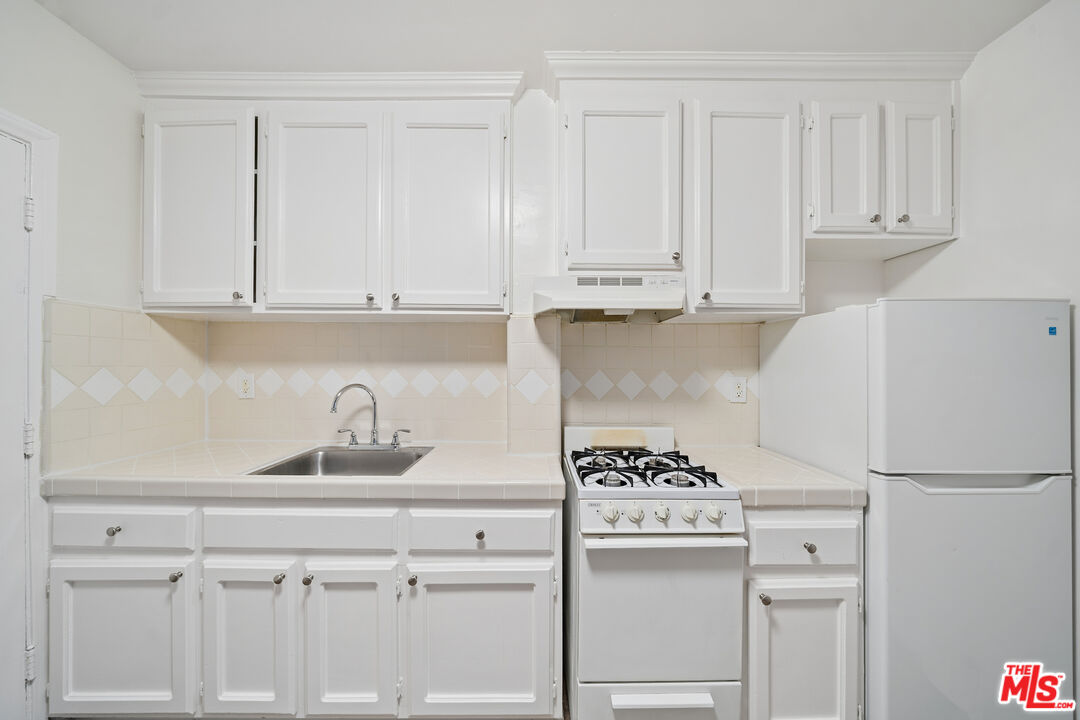 612 S Dunsmuir Ave Unit: 5