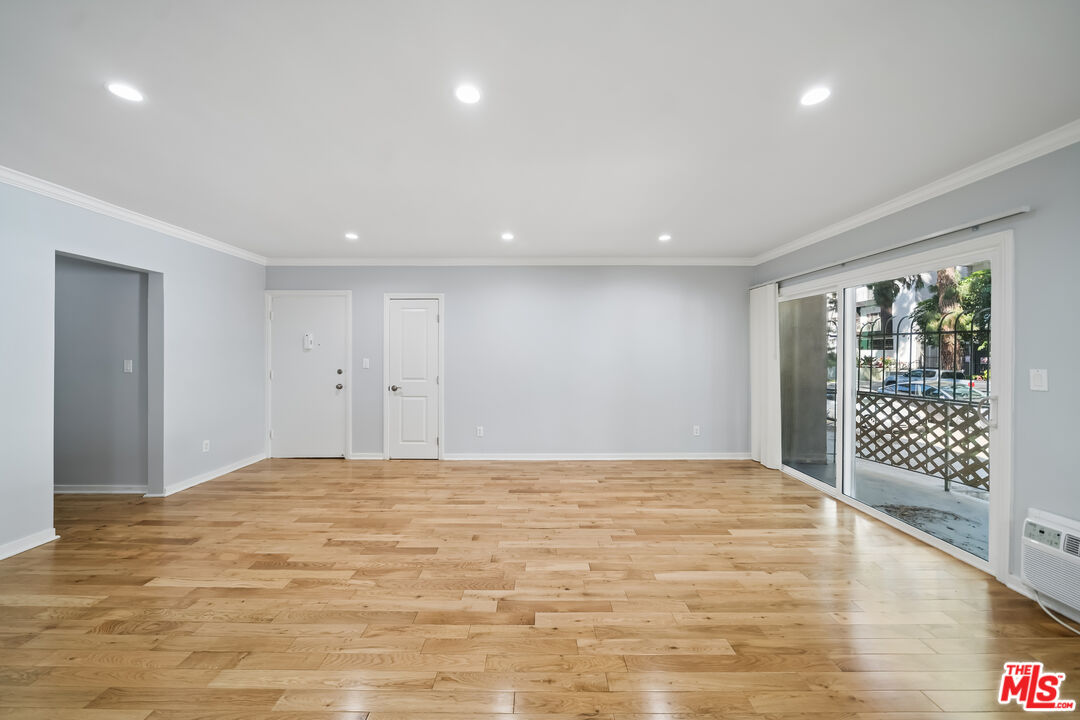 7032 Lanewood Ave Unit: 101