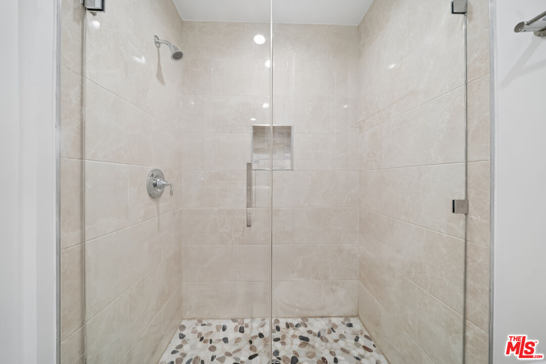 7032 Lanewood Ave Unit: 101