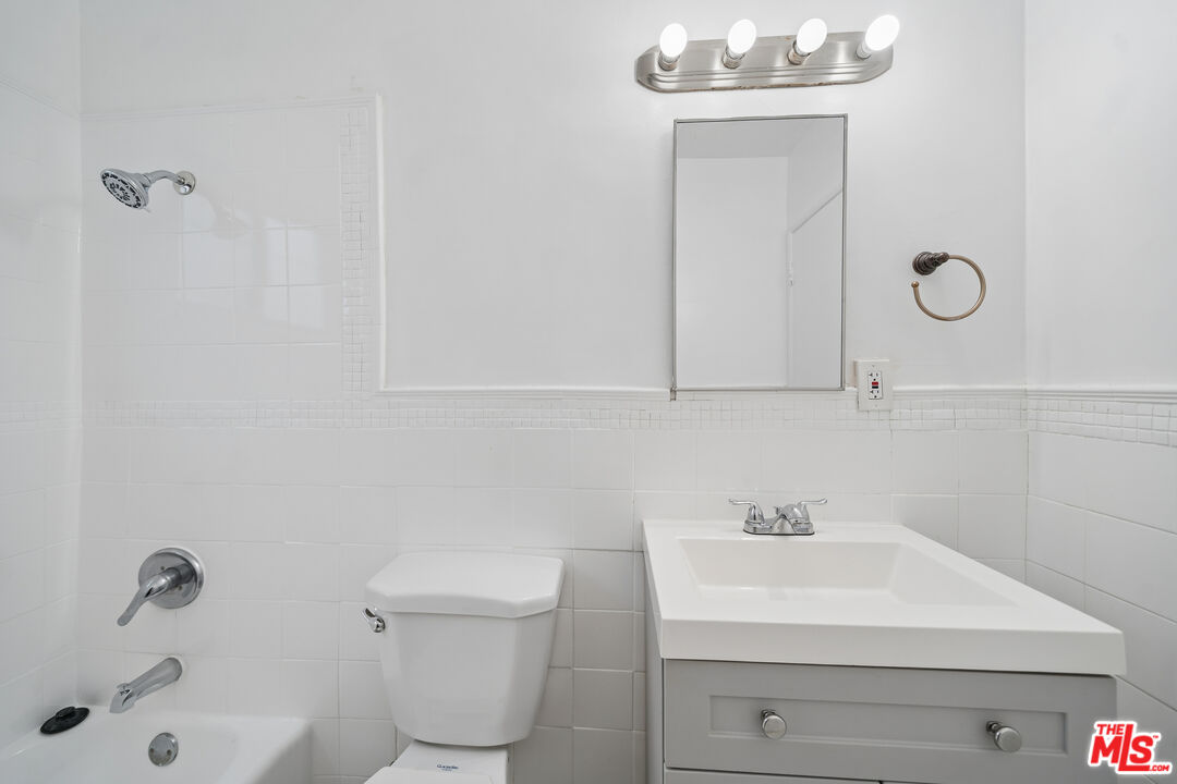 7209 Willoughby Ave Unit: 2