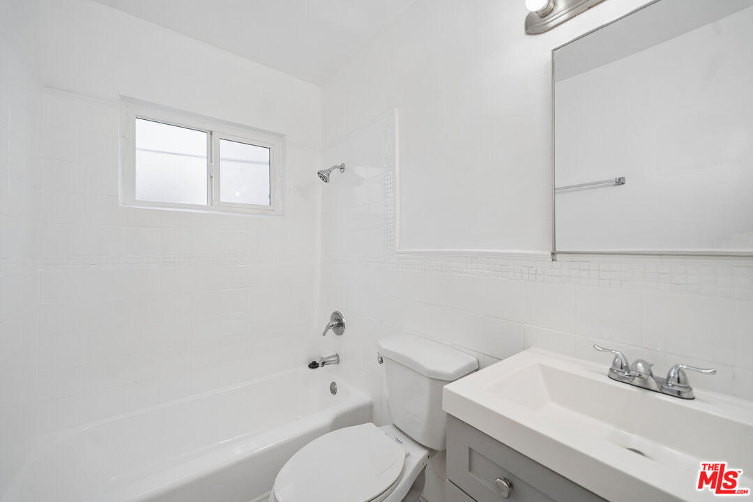 7209 Willoughby Ave Unit: 2