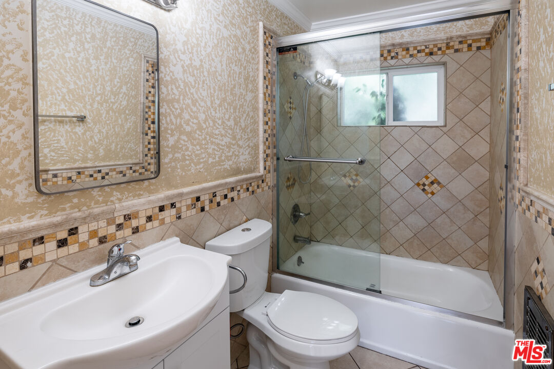 7209 Willoughby Ave Unit: 15