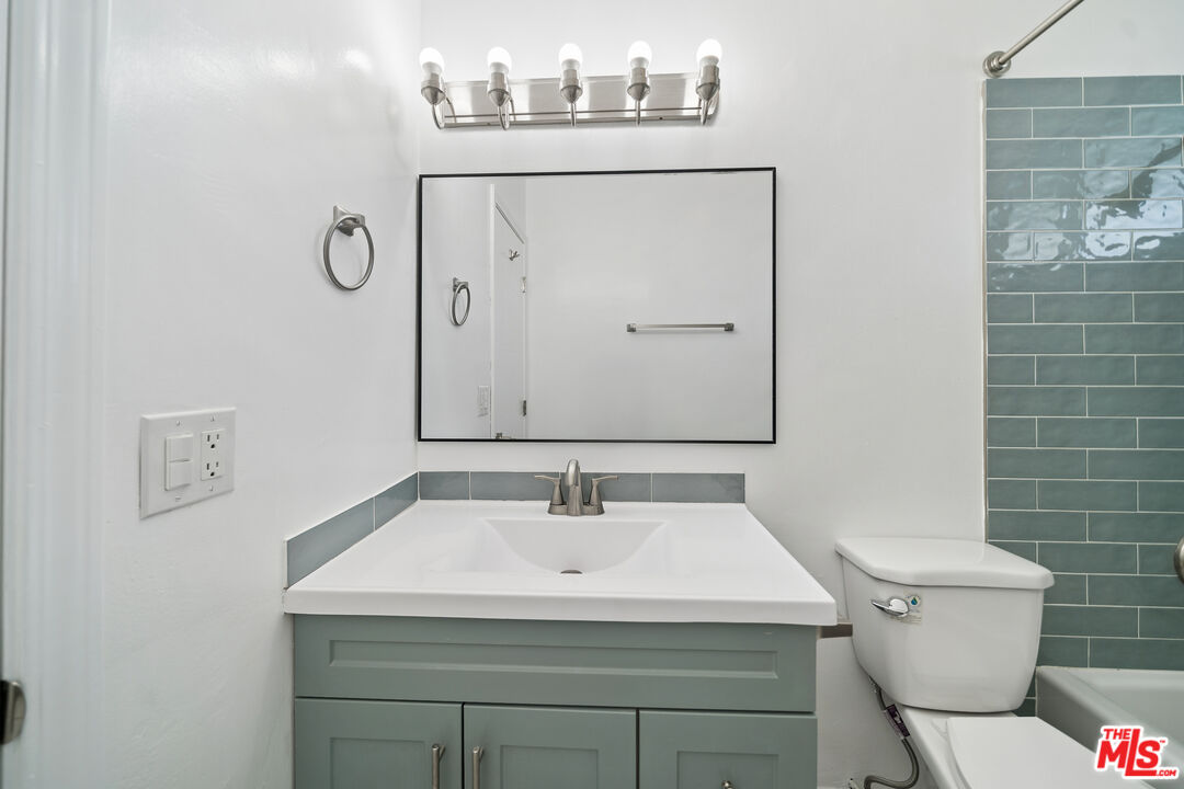 252 S New Hampshire Unit: 10