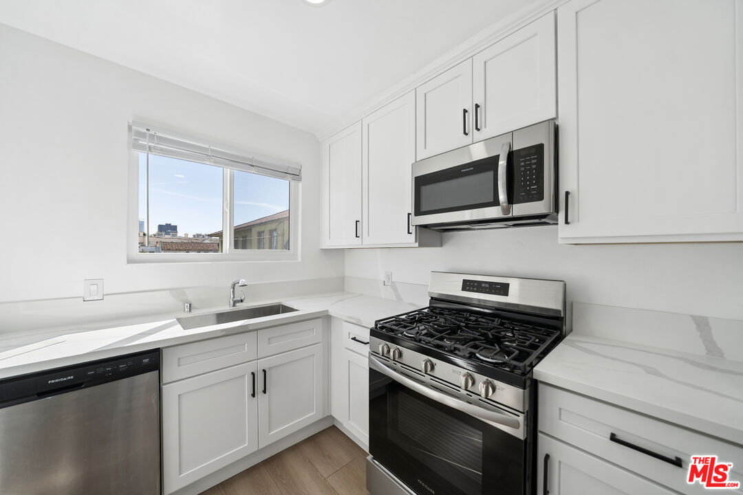 252 S New Hampshire Unit: 10