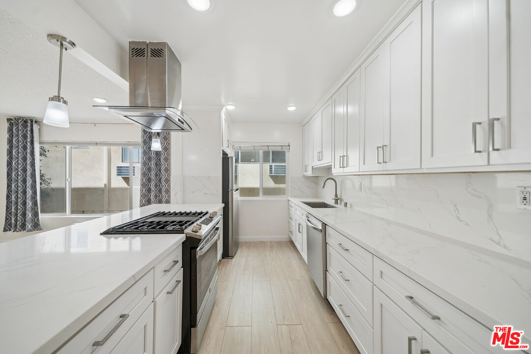 1039 N Harper Ave Unit: 3