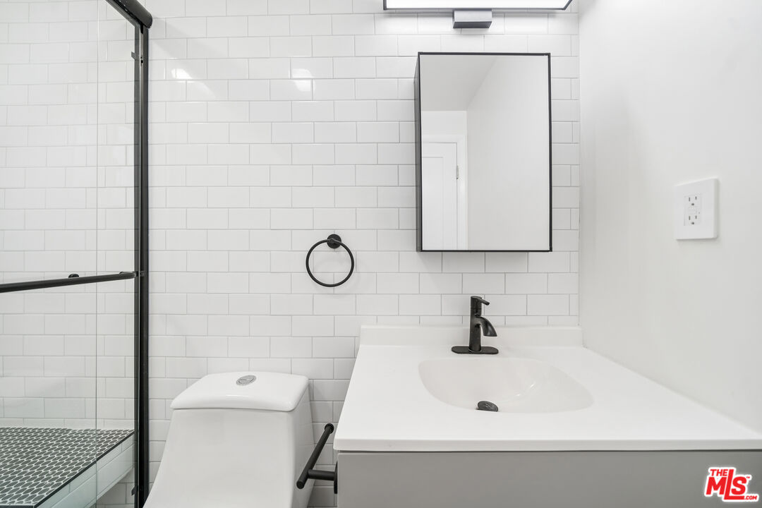 1027 N Gardener Unit: 1/2