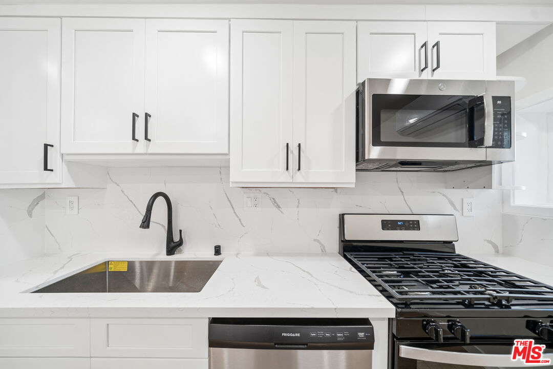 1027 N Gardener Unit: 1/2