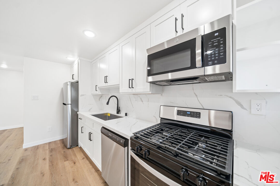 1027 N Gardener Unit: 1/2