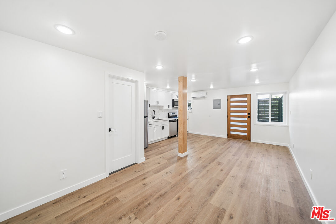 1027 N Gardener Unit: 1/2