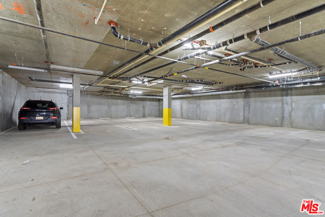 1223 N Hayworth Ave Unit: 5