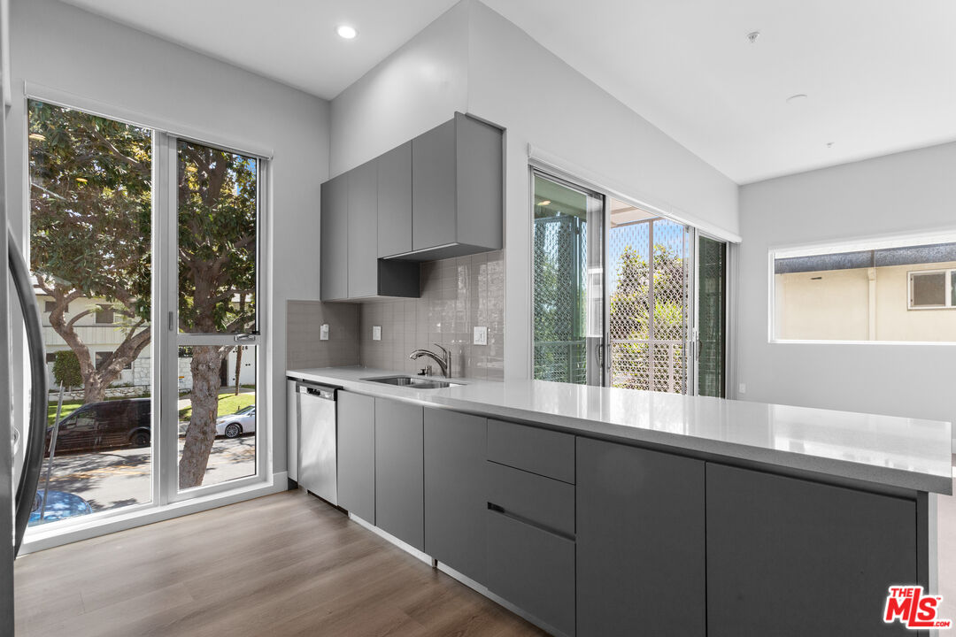 1223 N Hayworth Ave Unit: 5