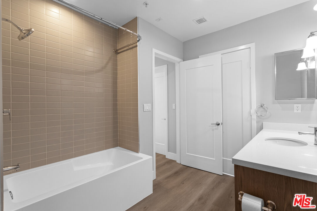 1223 N Hayworth Ave Unit: 5