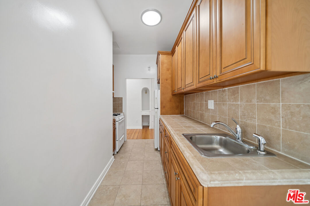 339 S Detroit Unit: 206