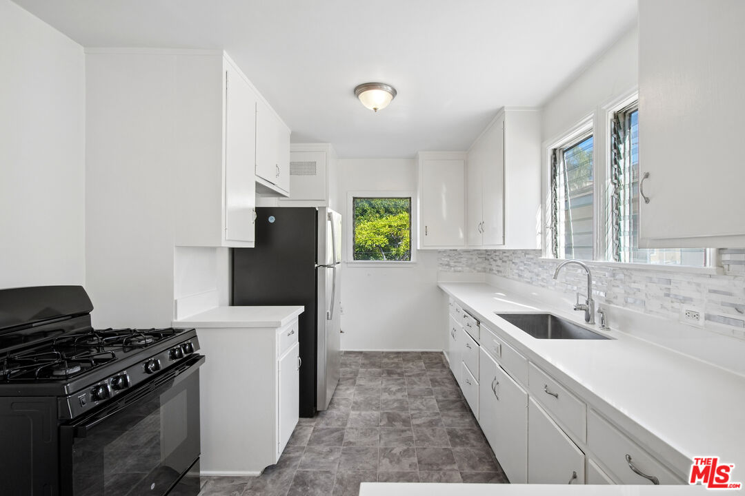 1047 Holt Ave Unit: 1/2