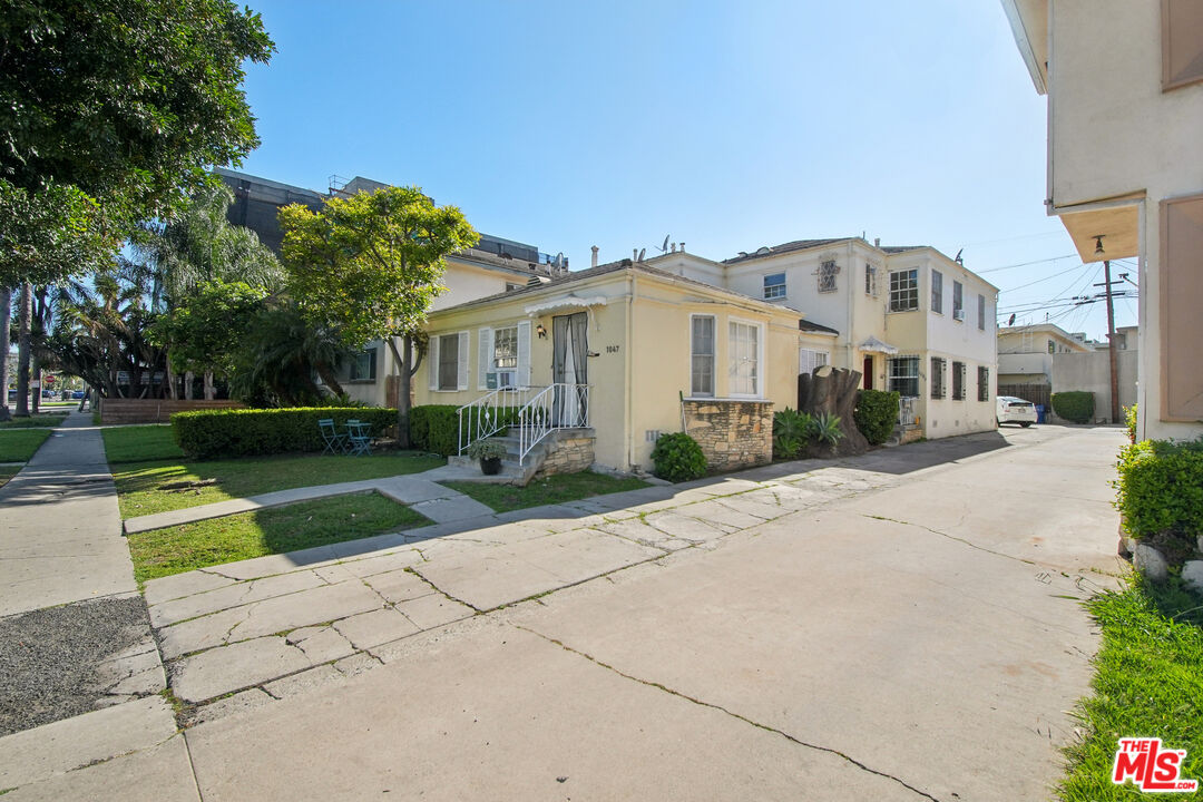 1047 Holt Ave Unit: 1/2
