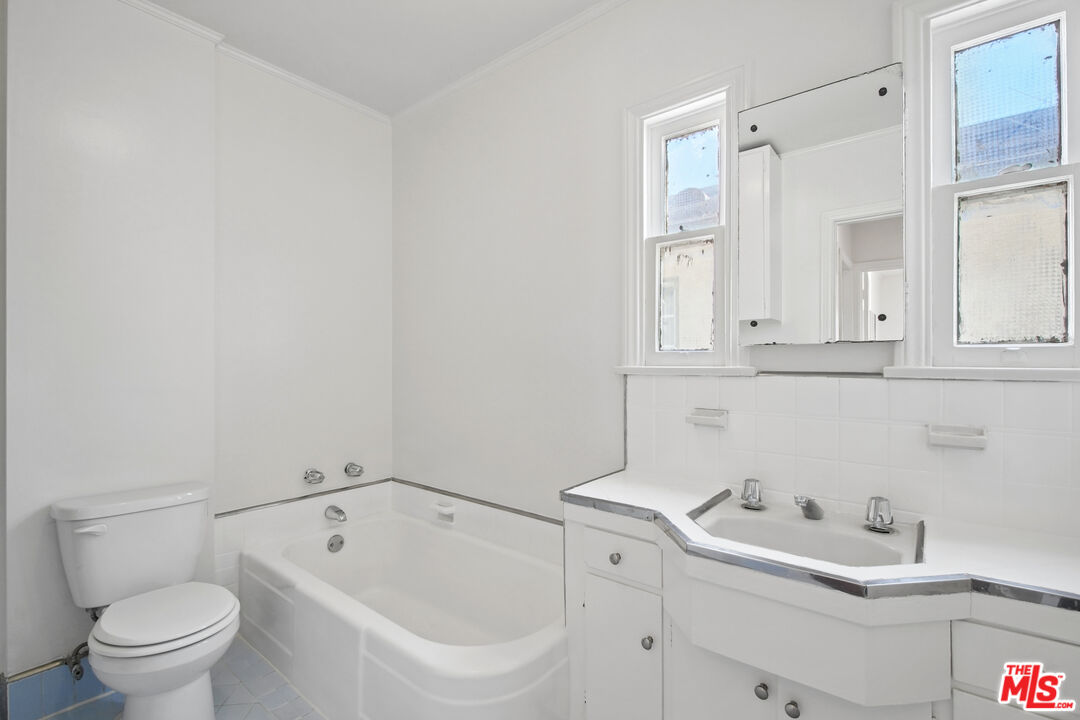 1047 Holt Ave Unit: 1/2